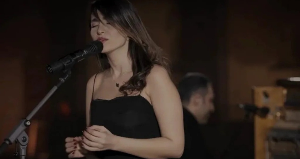 İran Mahkemesi Başörtüsüz Konser Veren Şarkıcı Parastoo Ahmadi'nin Kırbaç Cezasını Onadı