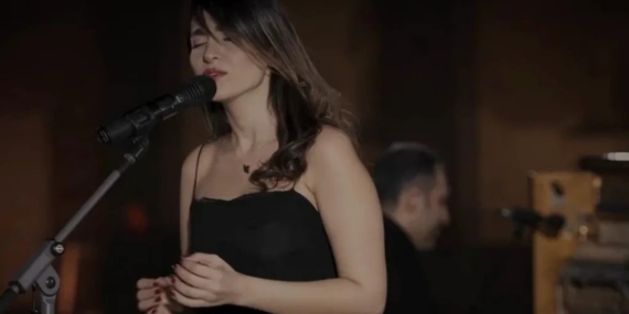 İran Mahkemesi Başörtüsüz Konser Veren Şarkıcı Parastoo Ahmadi’nin Kırbaç Cezasını Onadı