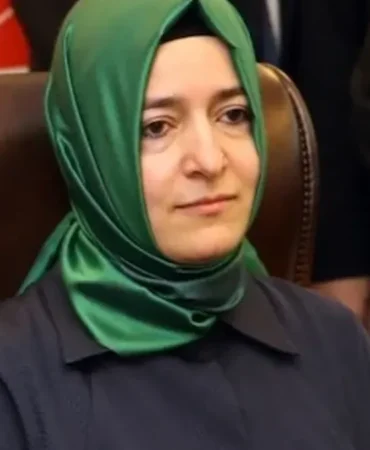 Milyarlık fon skandalına adı karışan Fatma Betül Sayan Kaya AKP kayıtlarından siliniyor